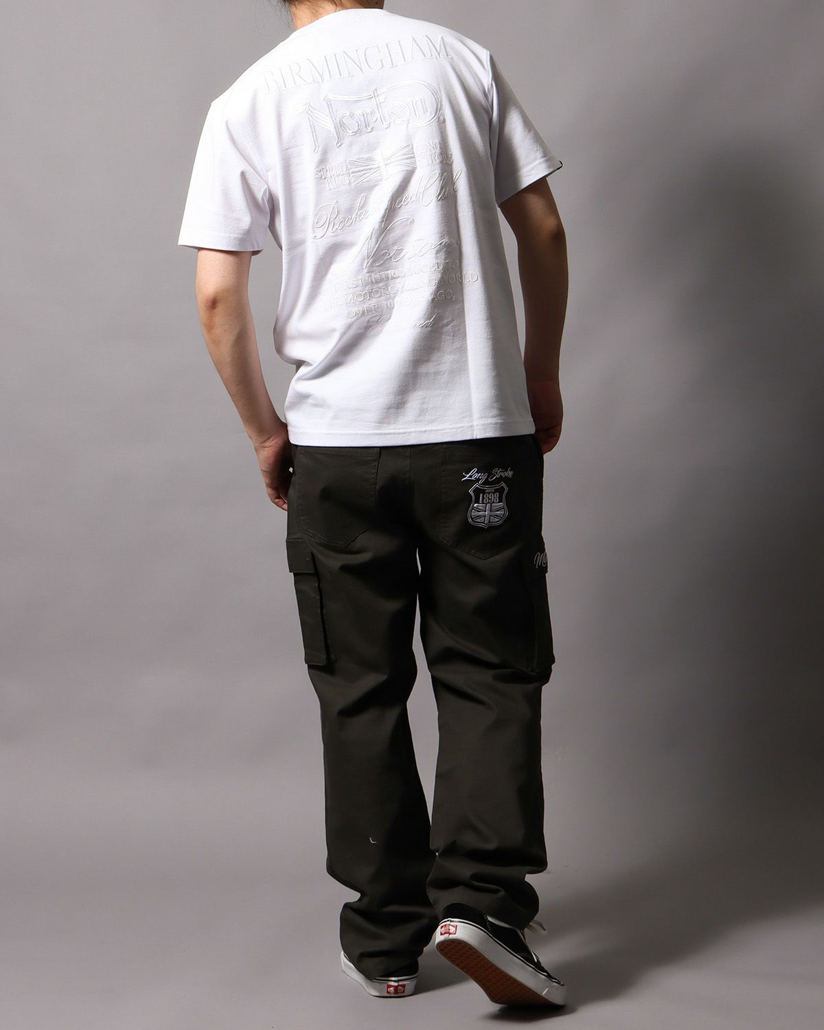 ホワイト：178cm/75kg(Lサイズ着用)