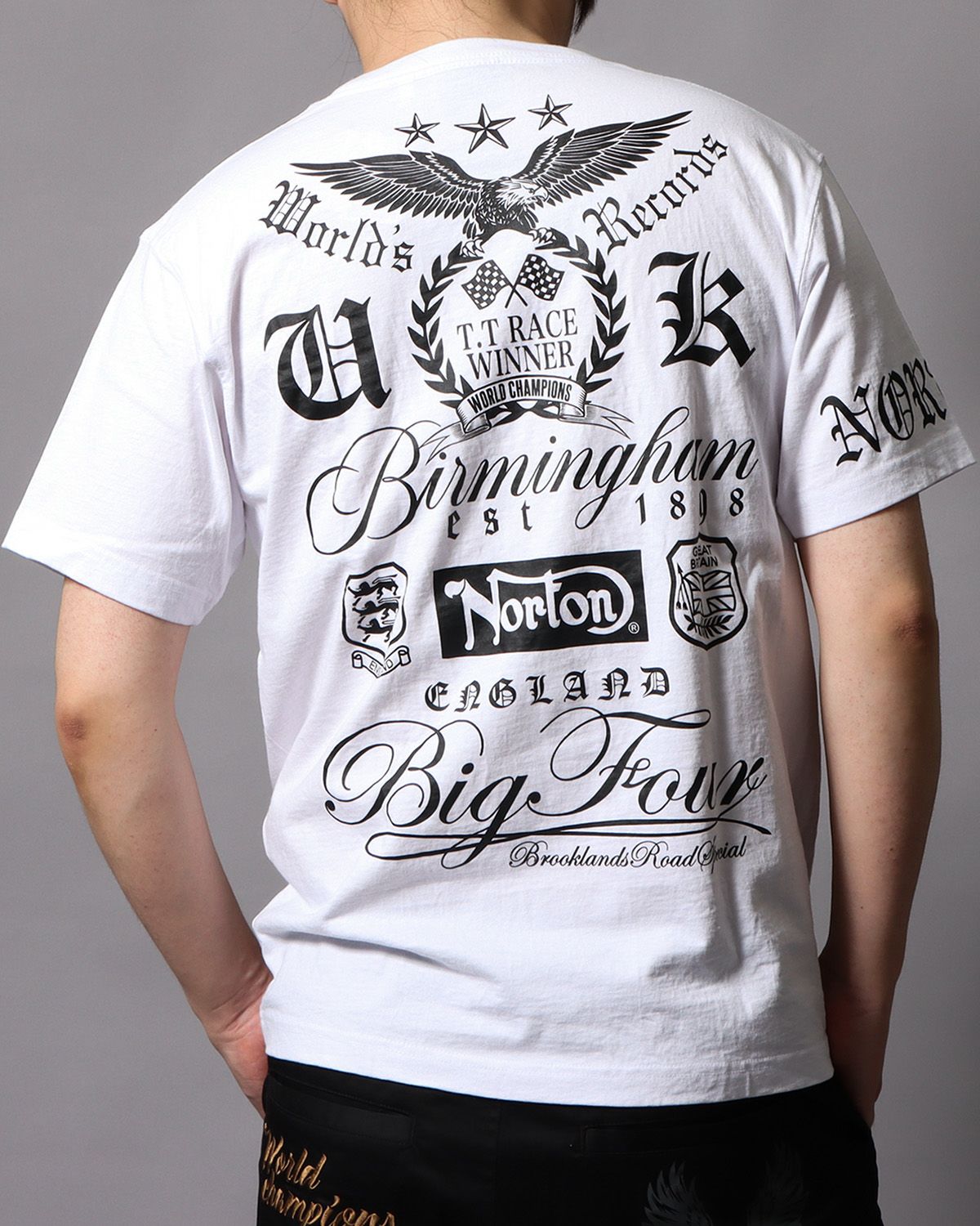 ホワイト：178cm/75kg(Lサイズ着用)