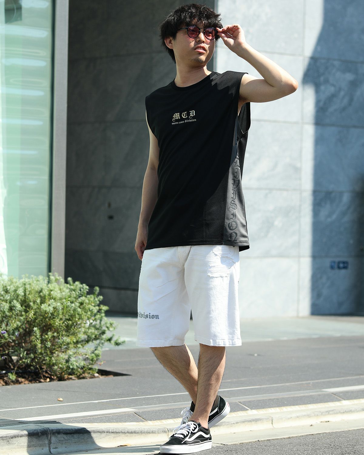 ホワイト:173cm/63kg(Lサイズ着用)