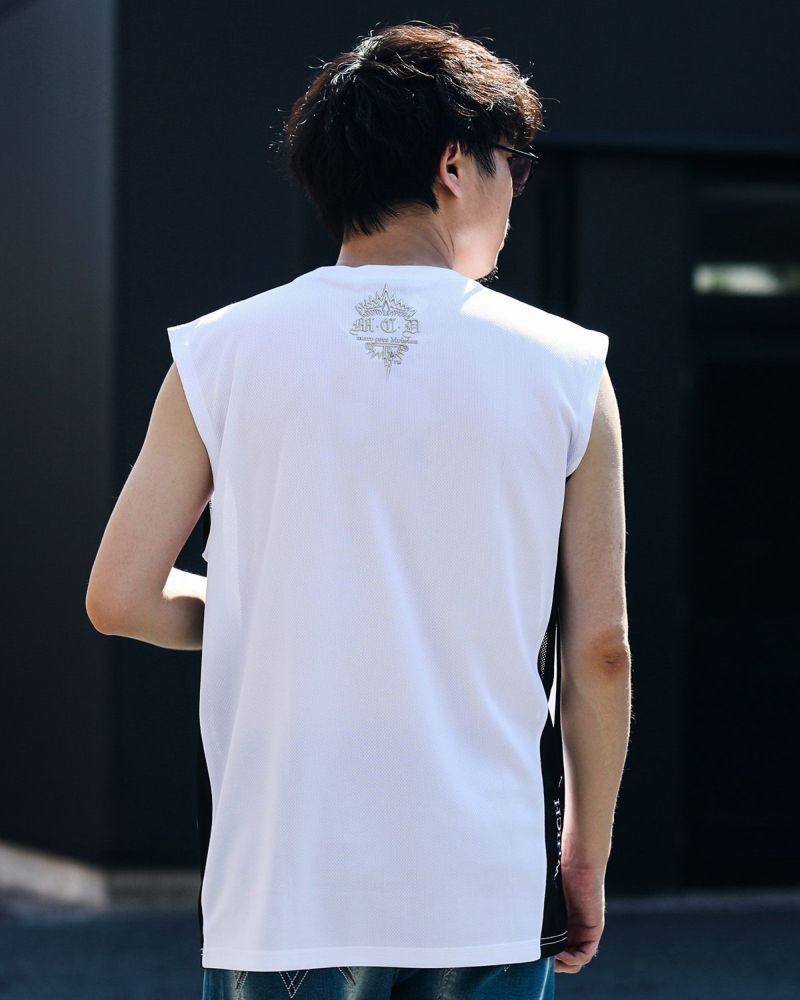 ホワイト:173cm/63kg(Lサイズ着用)