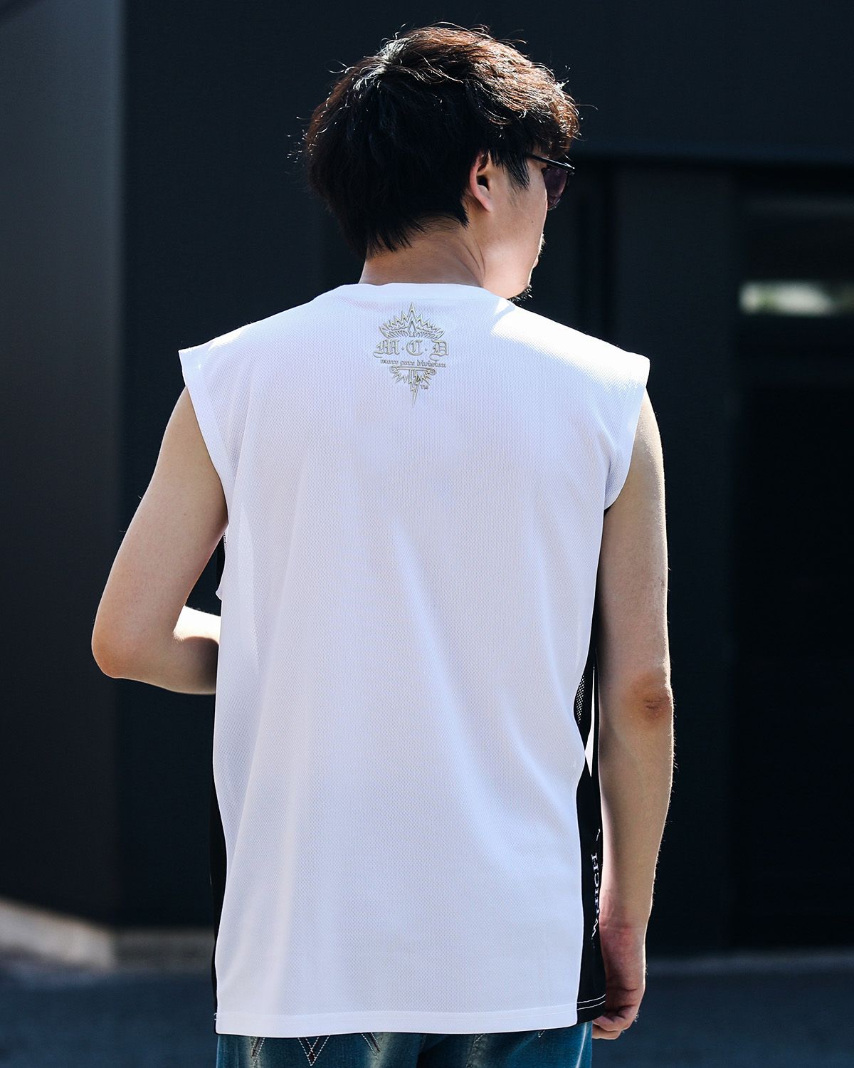 ホワイト:173cm/63kg(Lサイズ着用)