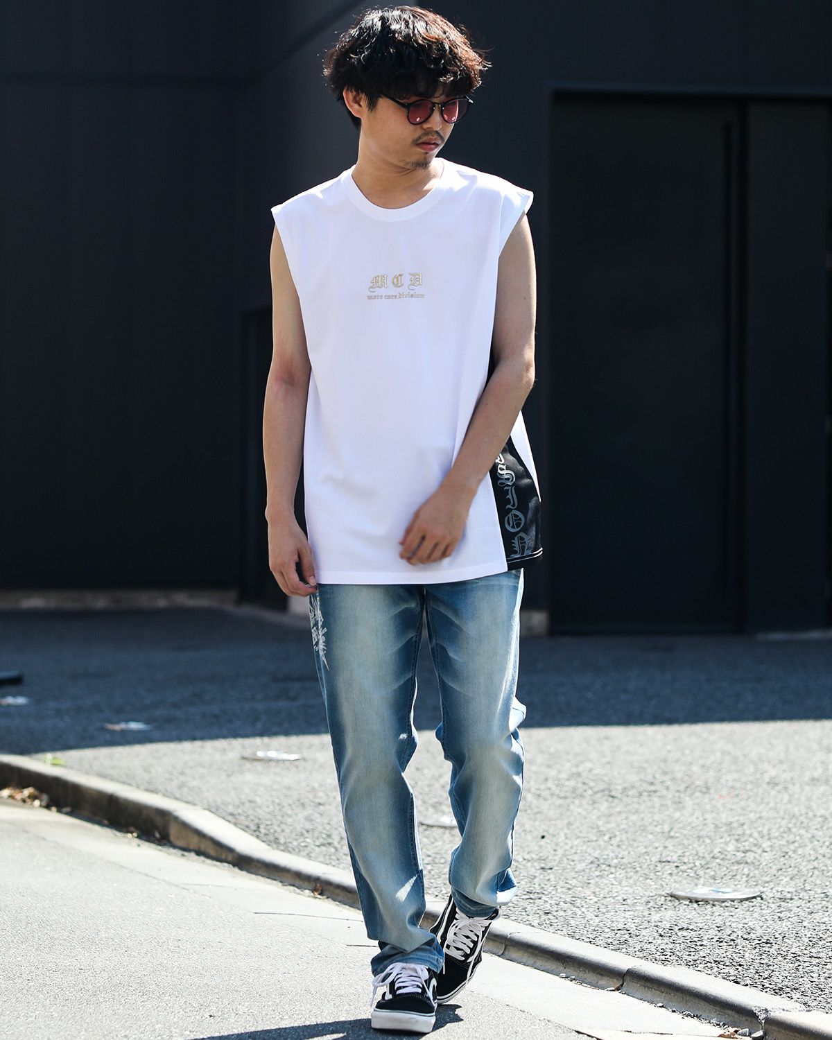 ホワイト:173cm/63kg(Lサイズ着用)