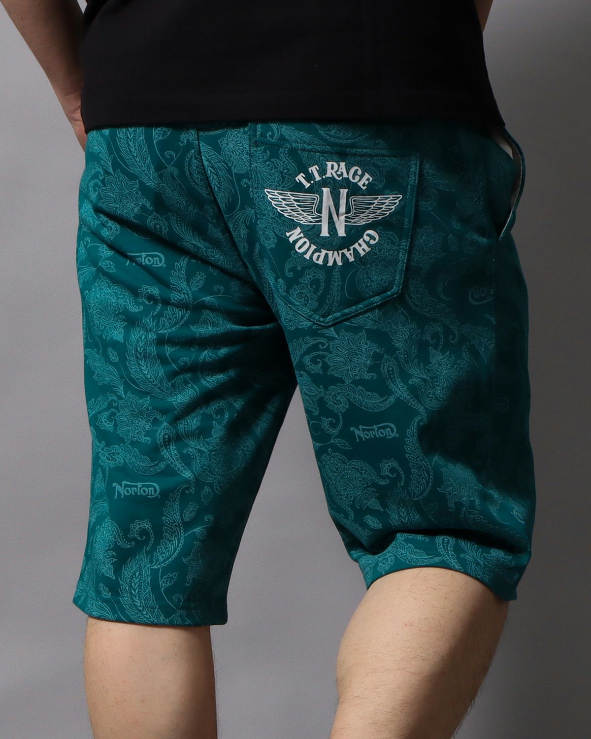 エメラルドグリーン：178cm/75kg(Lサイズ着用)