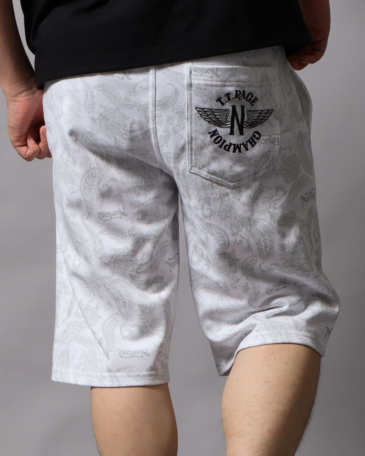 ホワイト：178cm/75kg(Lサイズ着用)