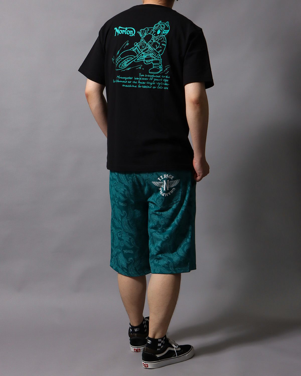 エメラルドグリーン：178cm/75kg(Lサイズ着用)