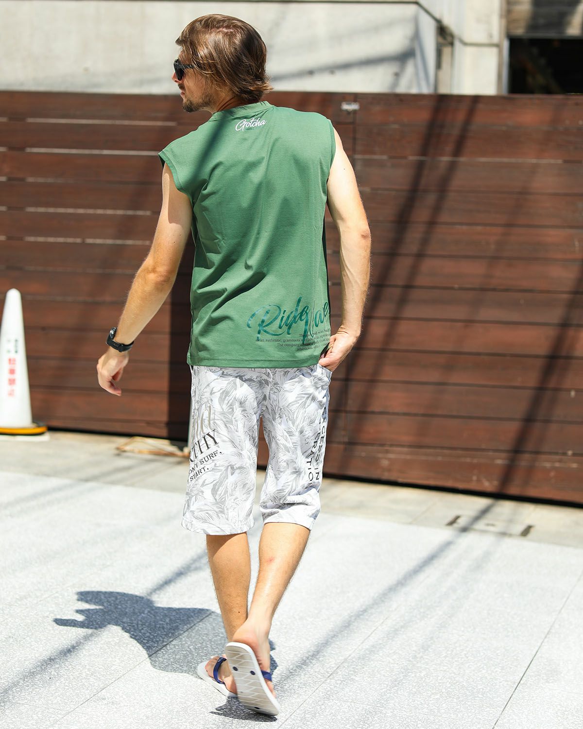 ホワイト：183cm/70kg(Lサイズ着用)