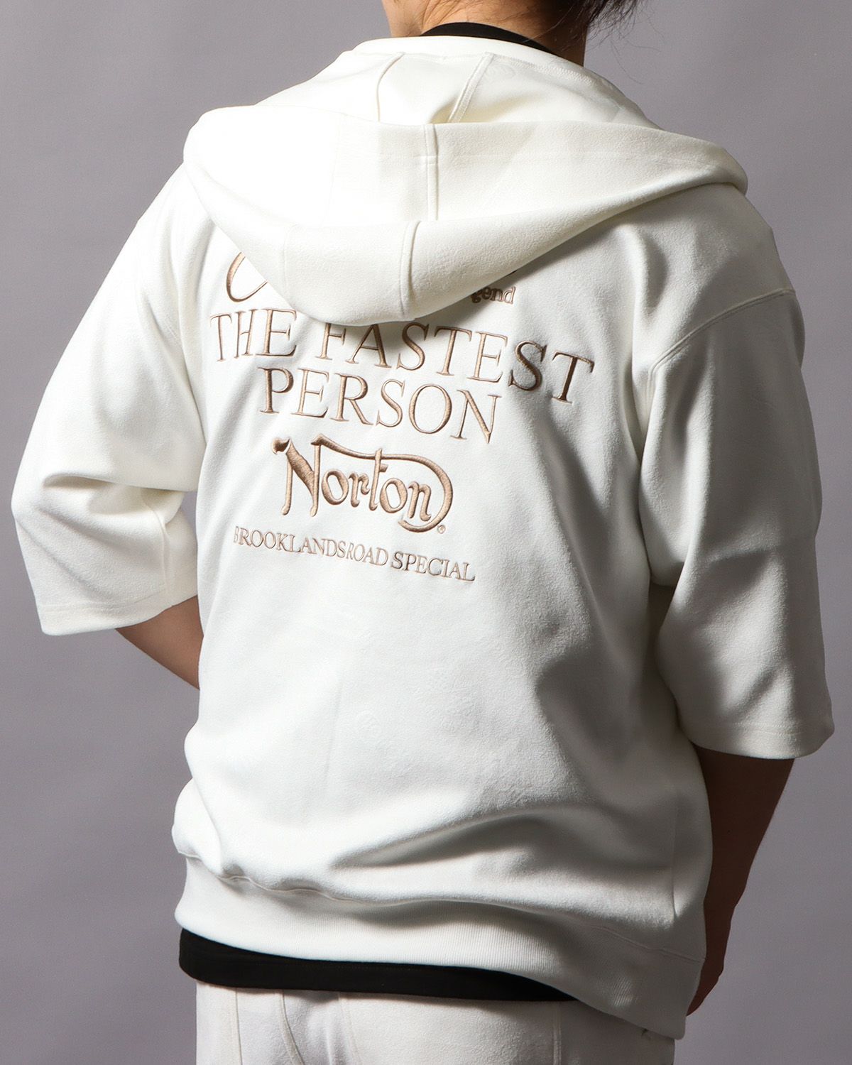 オフホワイト：178cm/75kg(Lサイズ着用)