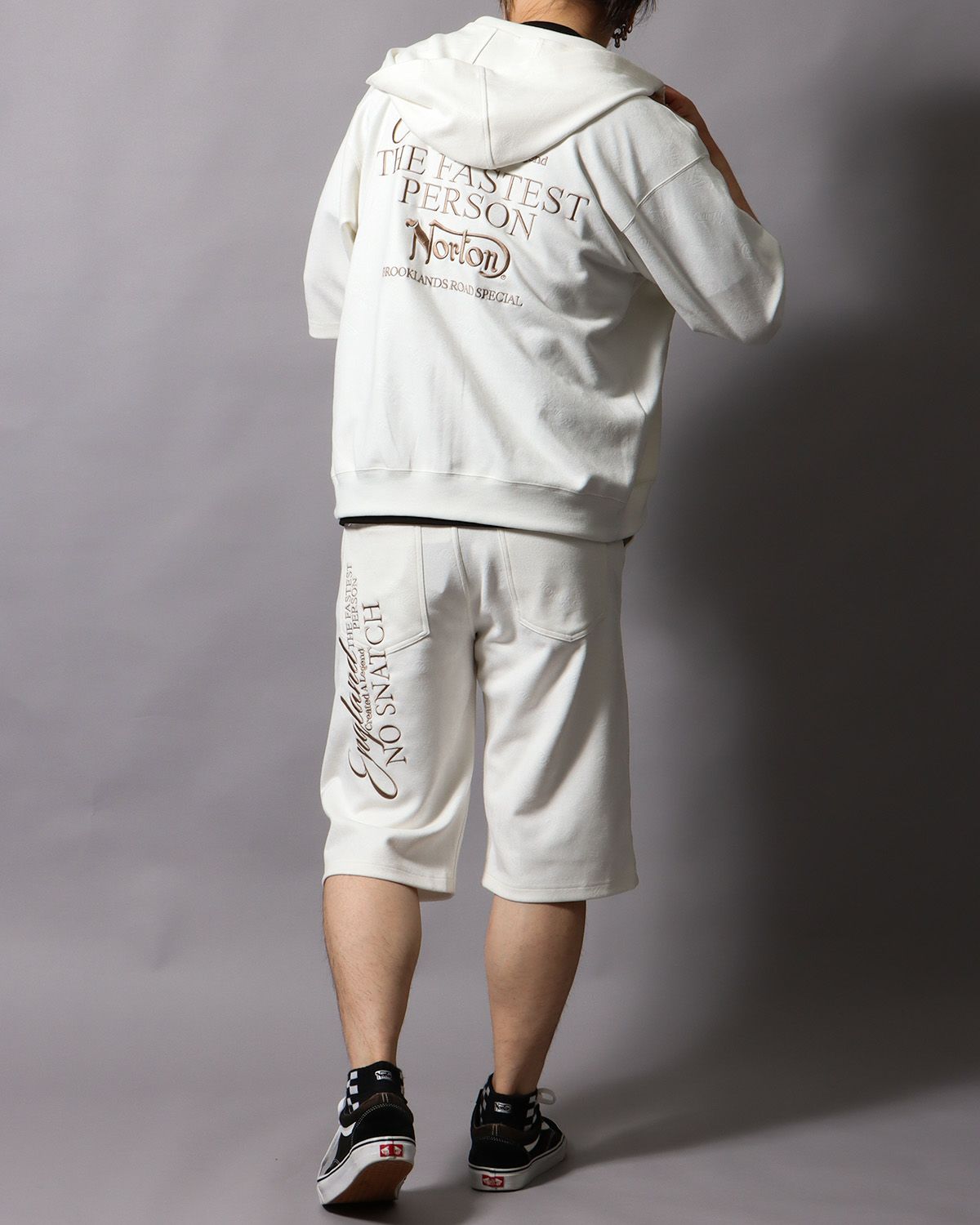 オフホワイト：178cm/75kg(Lサイズ着用)