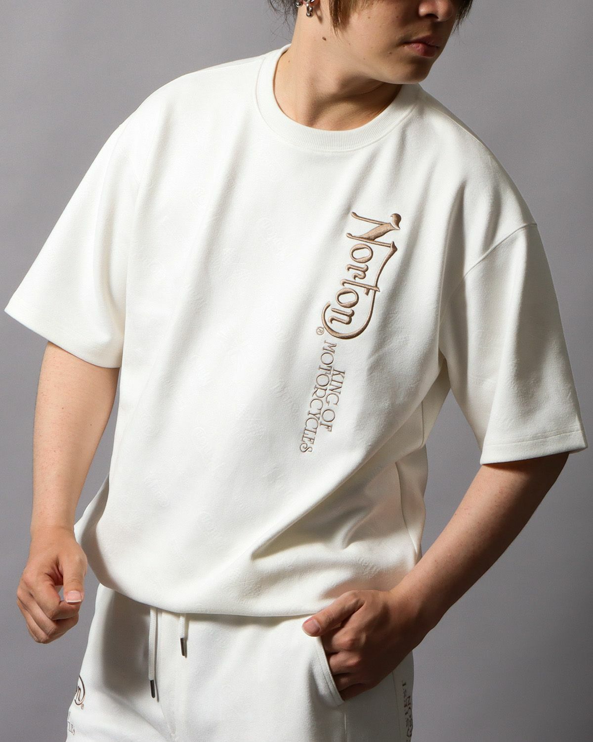 オフホワイト：178cm/75kg(Lサイズ着用)