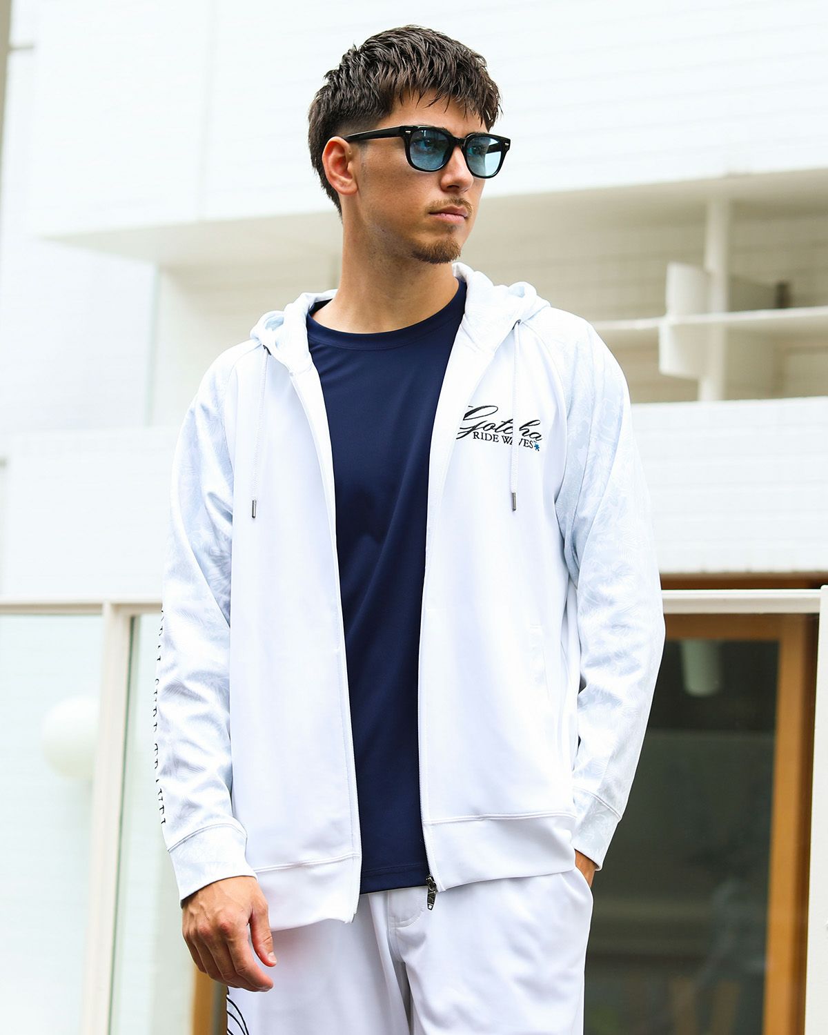 ホワイト:180cm70kg(Lサイズ着用)