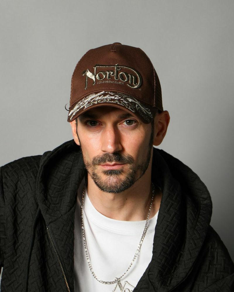 ダークブラウン