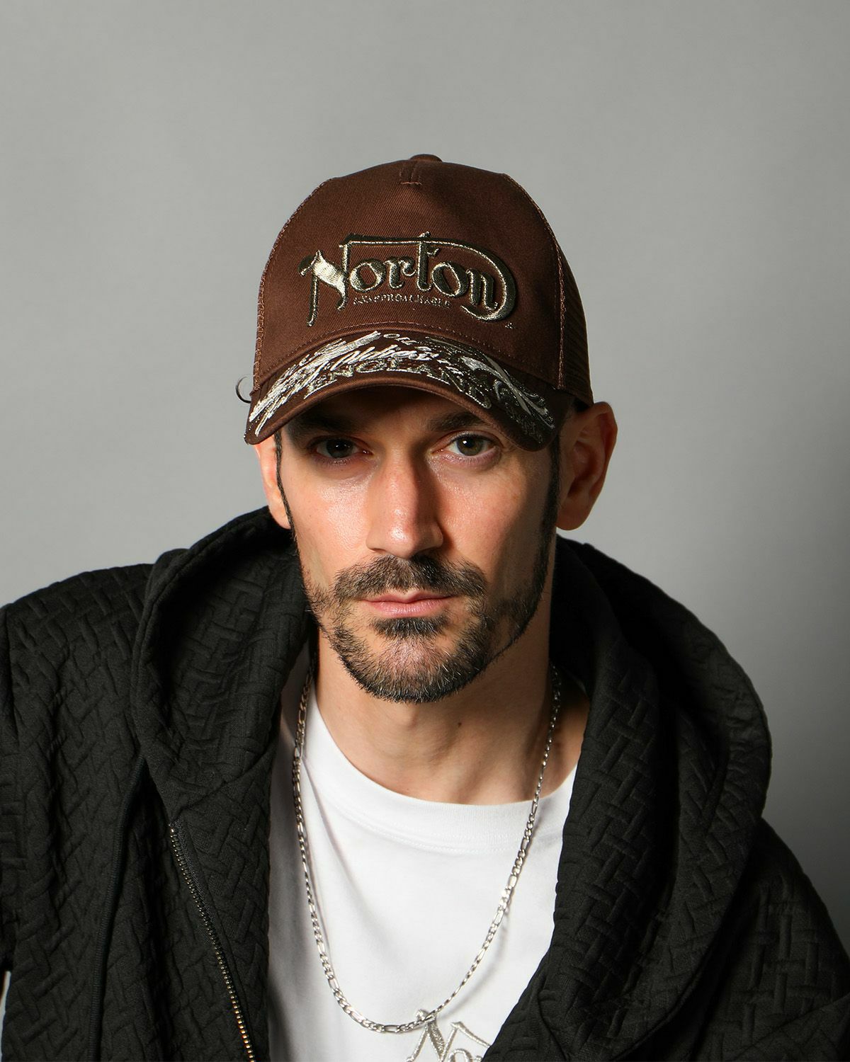 ダークブラウン