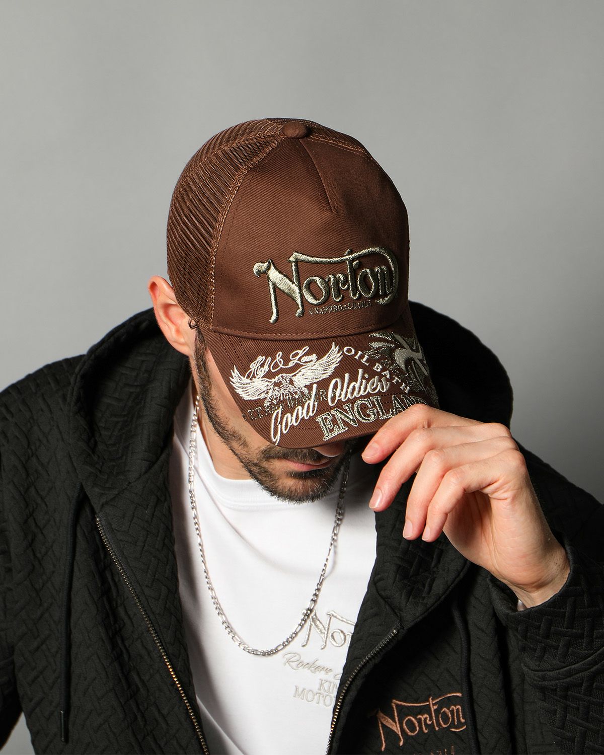 ダークブラウン