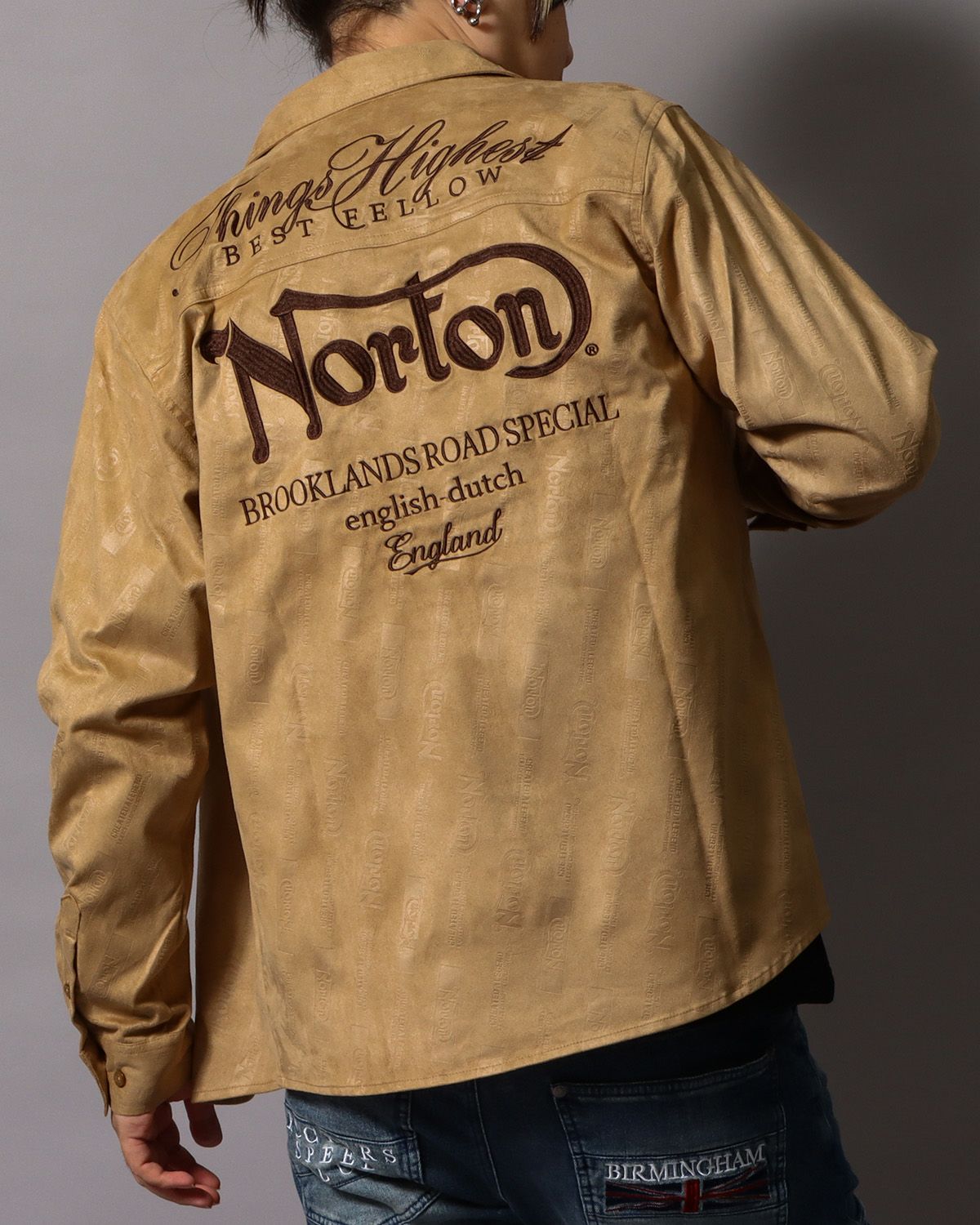 ベージュ：178cm/75kg(Lサイズ着用)