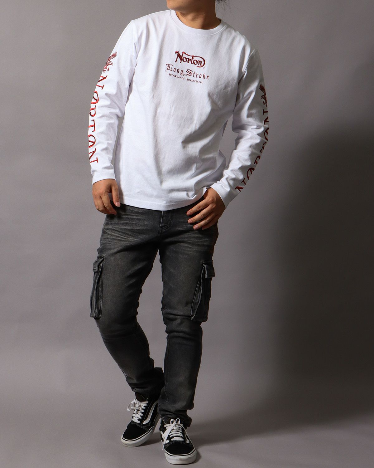 ホワイト：178cm/75kg(Lサイズ着用)