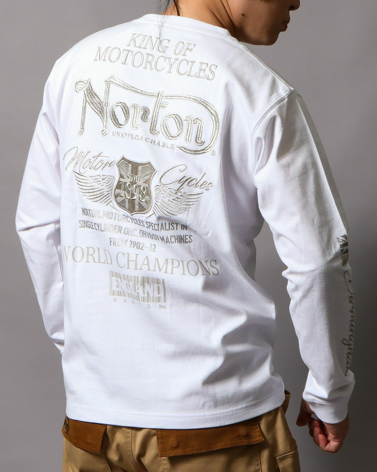 ホワイト：178cm/75kg(Lサイズ着用)