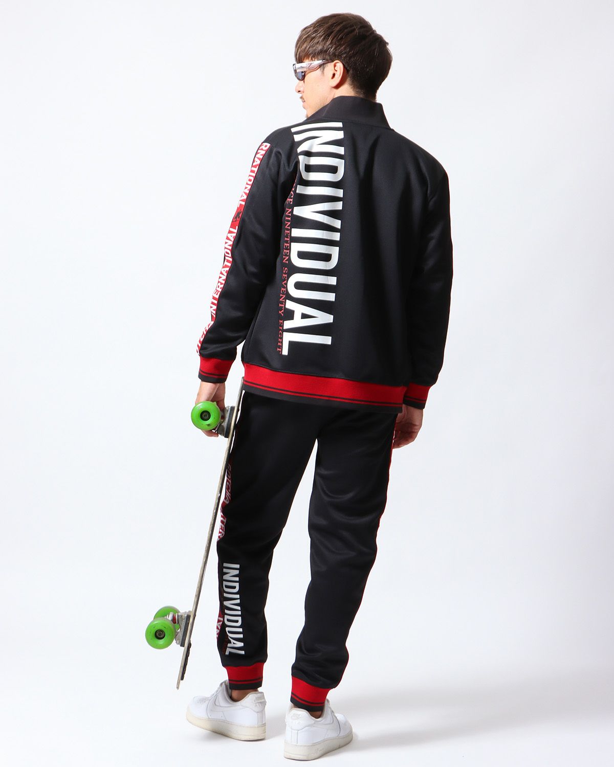 ブラック：180cm/70kg(Lサイズ着用)