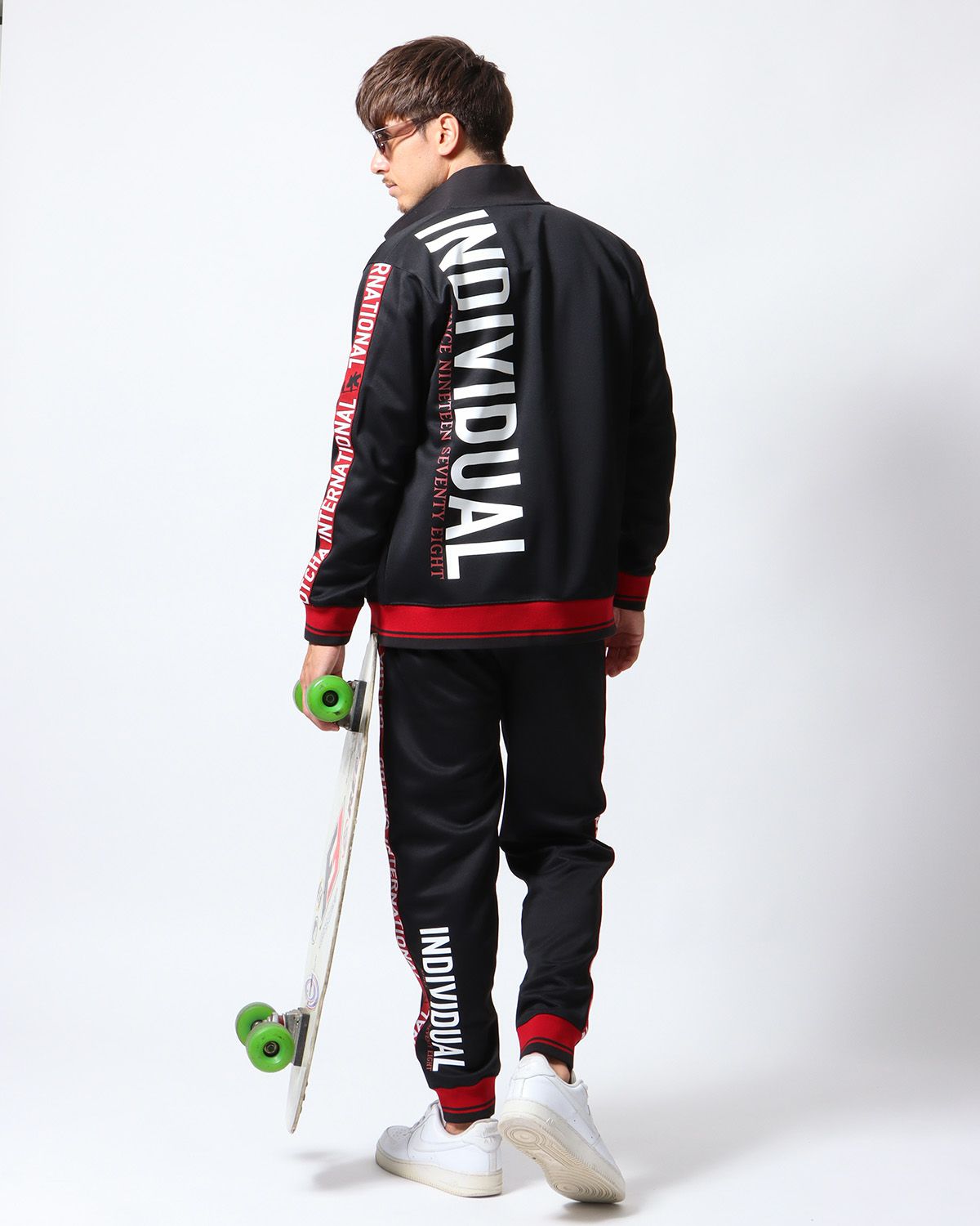 ブラック：180cm/70kg(Lサイズ着用)