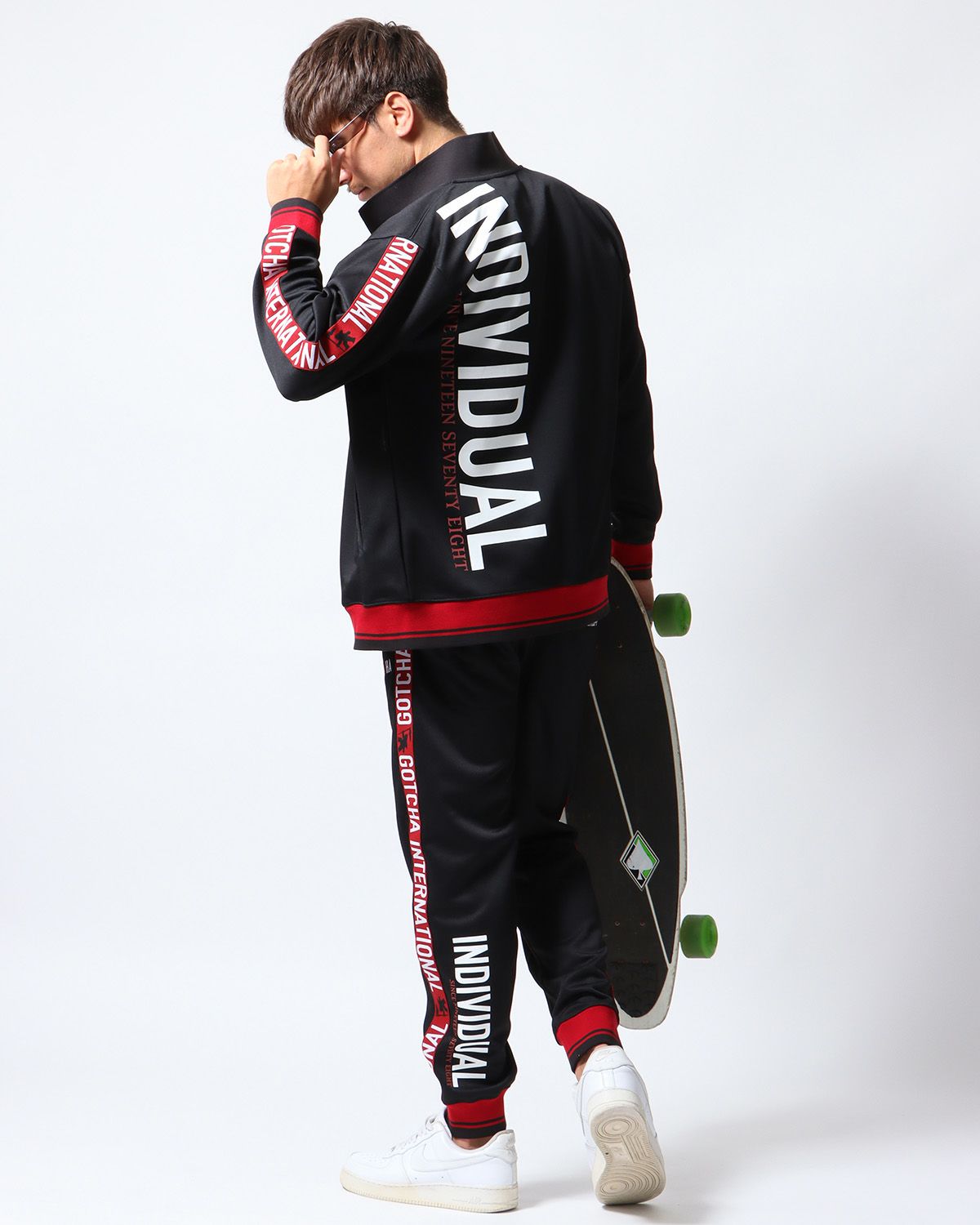 ブラック：180cm/70kg(Lサイズ着用)