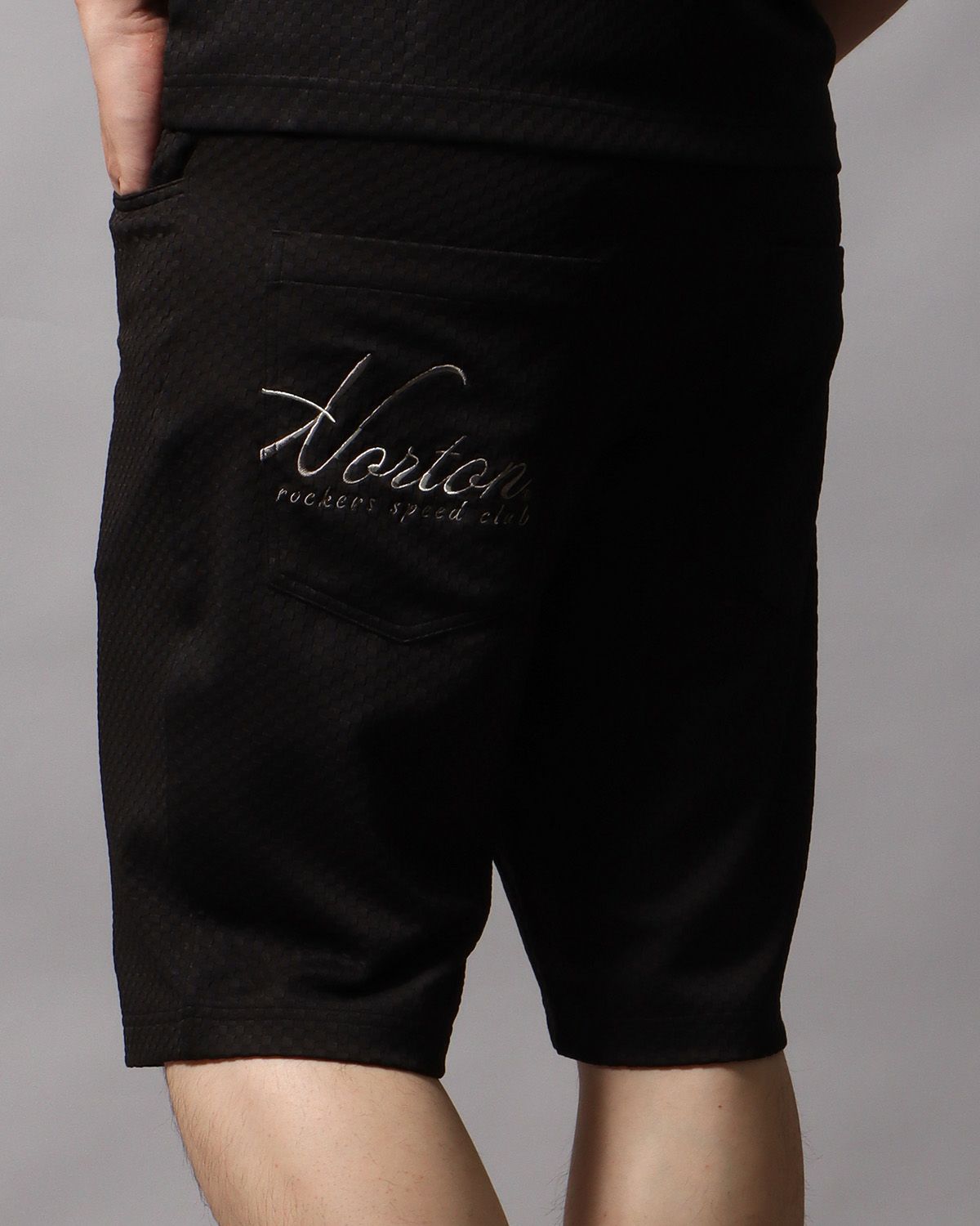 ブラック：178cm/75kg(Lサイズ着用)