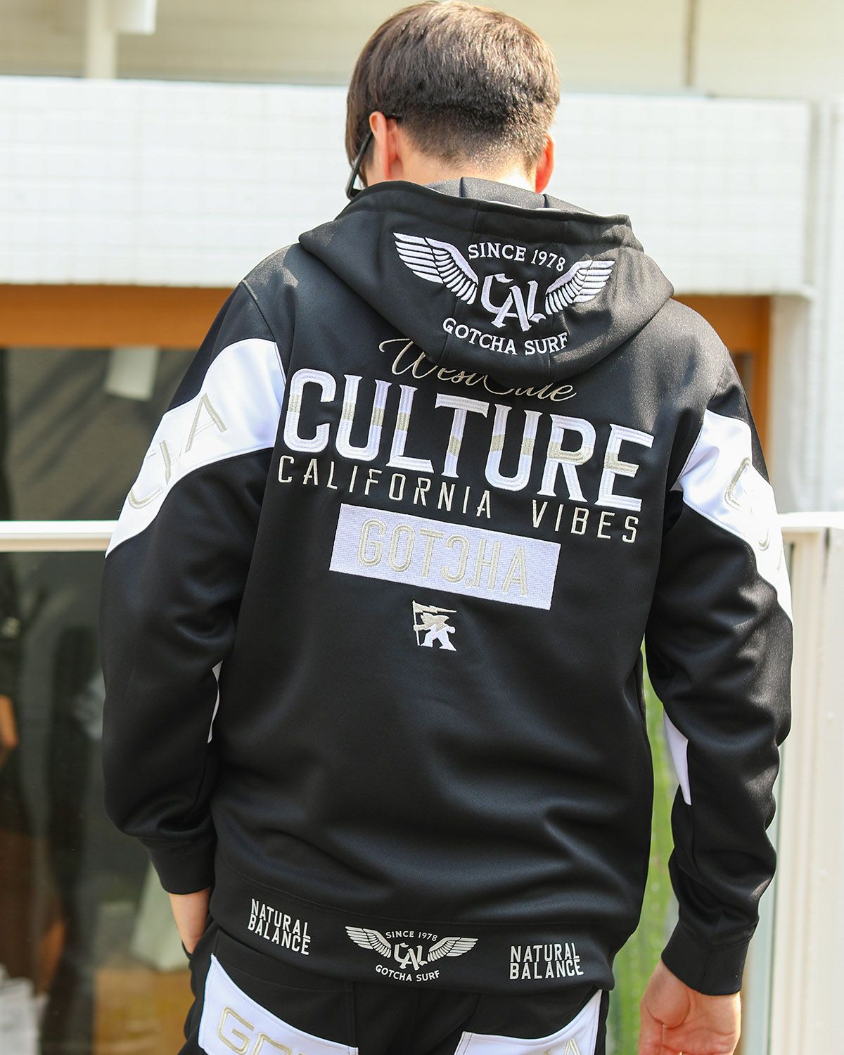 ブラック：180cm/70kg(Lサイズ着用)