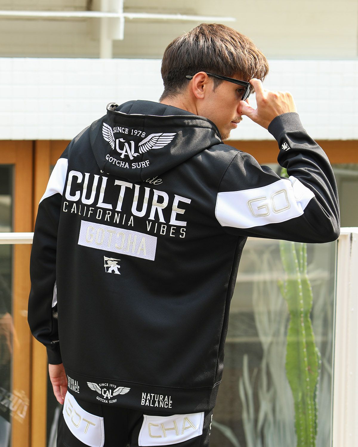 ブラック：180cm/70kg(Lサイズ着用)