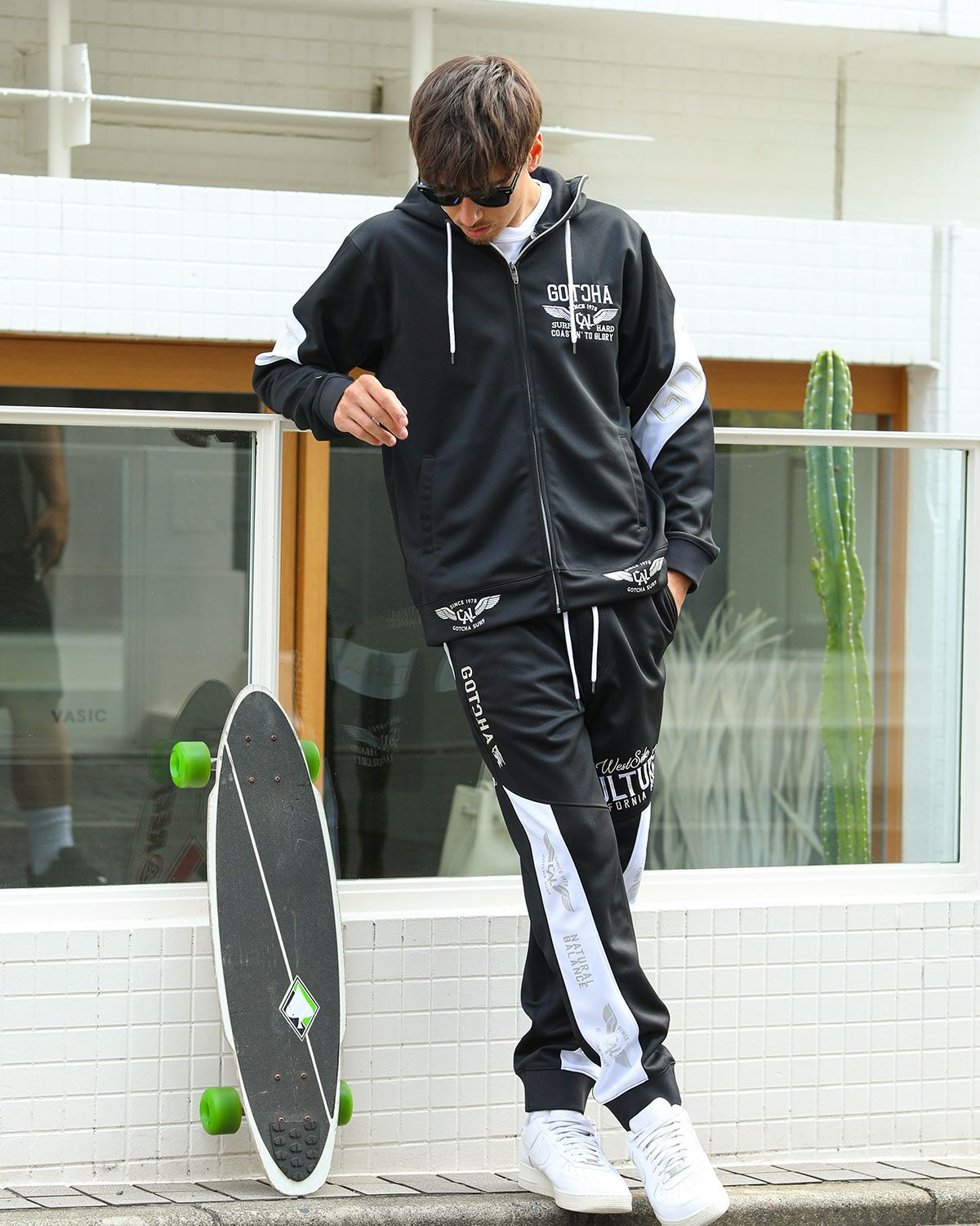 ブラック：180cm/70kg(Lサイズ着用)