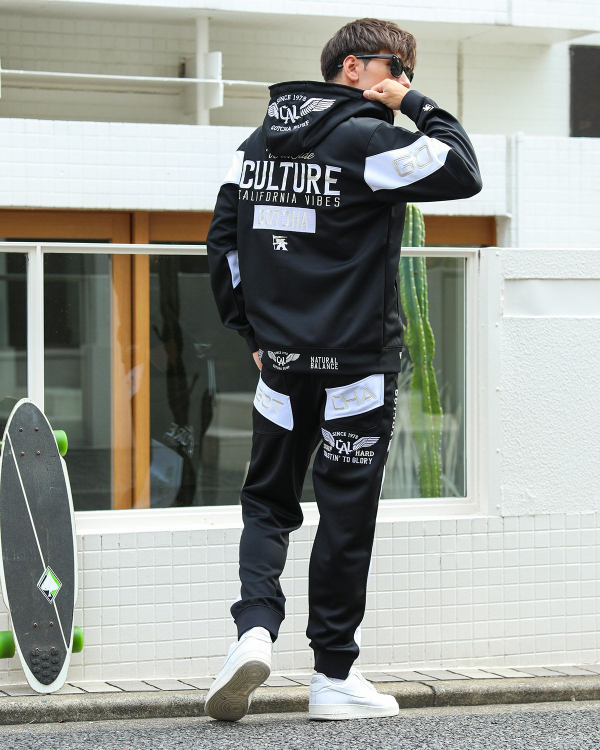 ブラック：180cm/70kg(Lサイズ着用)