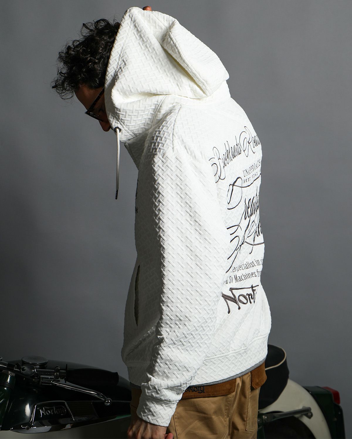 ホワイト：186cm(XLサイズ着用)