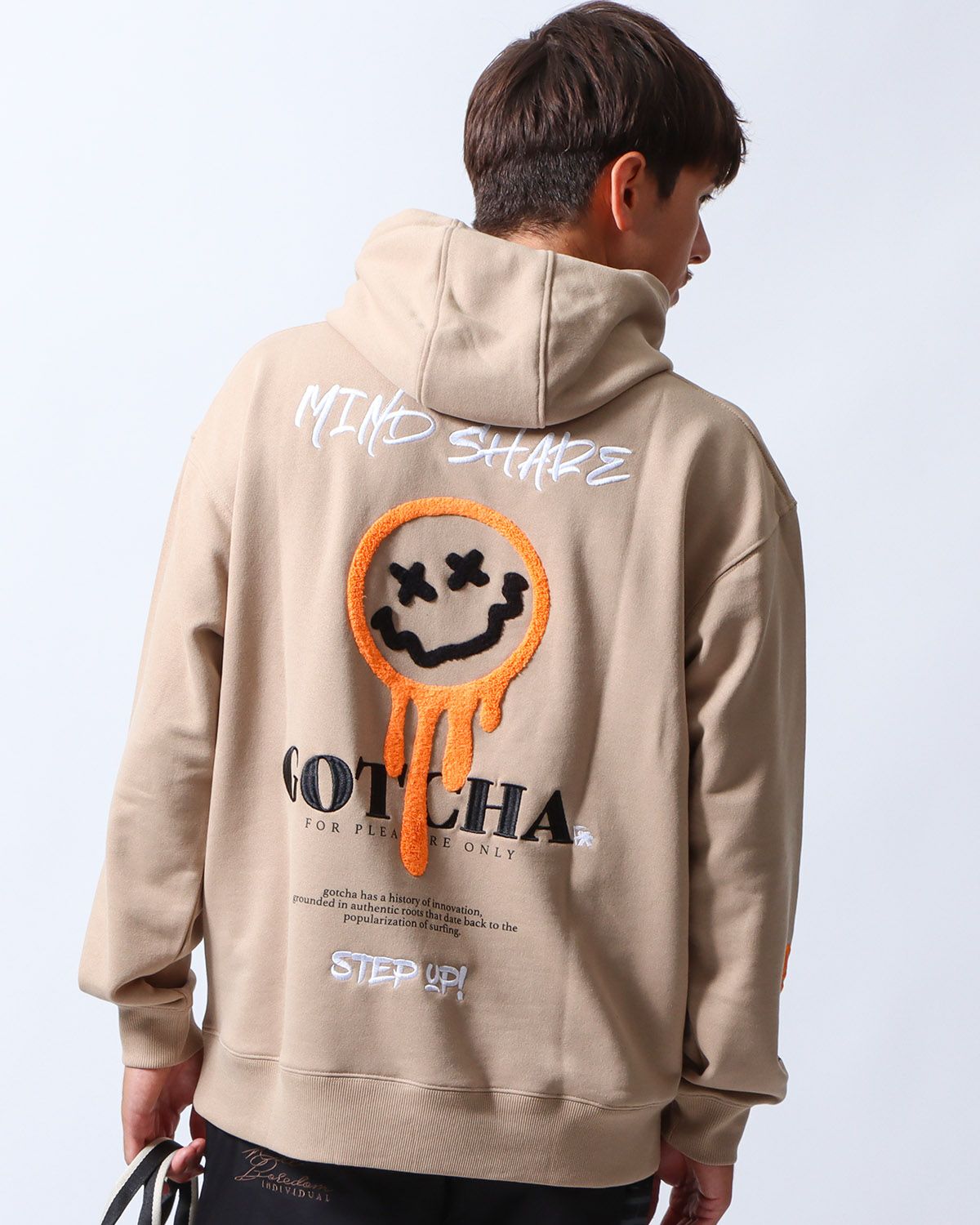 ベージュ:180cm/70kg(Lサイズ着用)