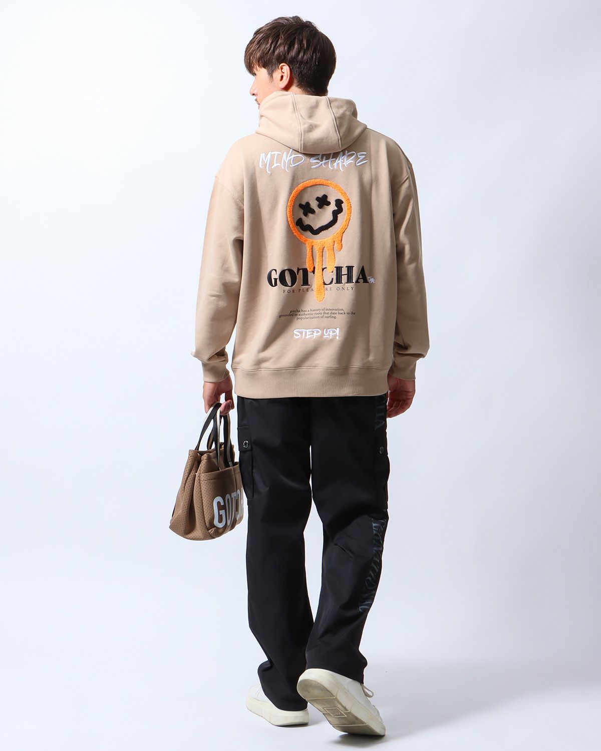 ベージュ:180cm/70kg(Lサイズ着用)