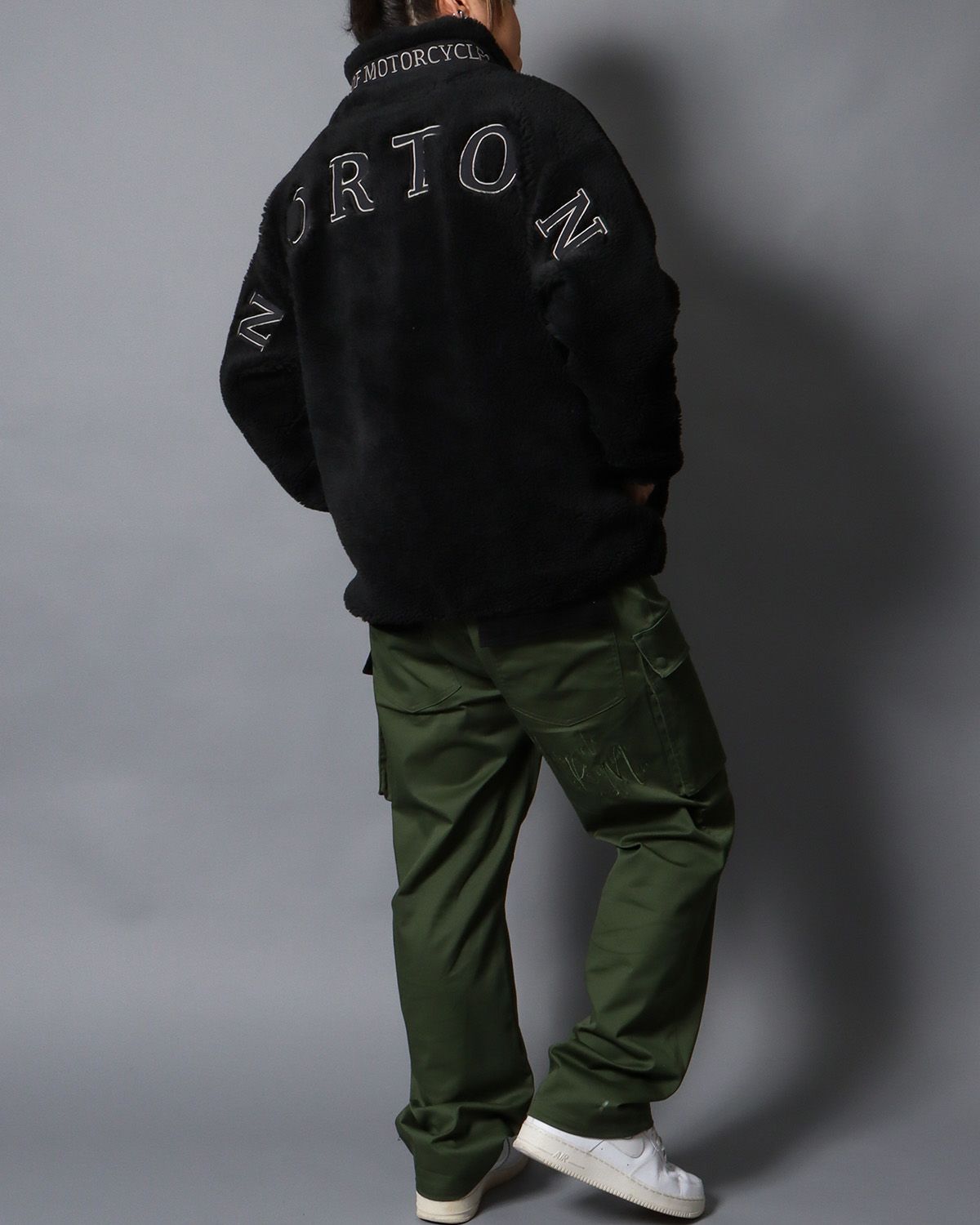 ブラック：178cm/75kg(Lサイズ着用)