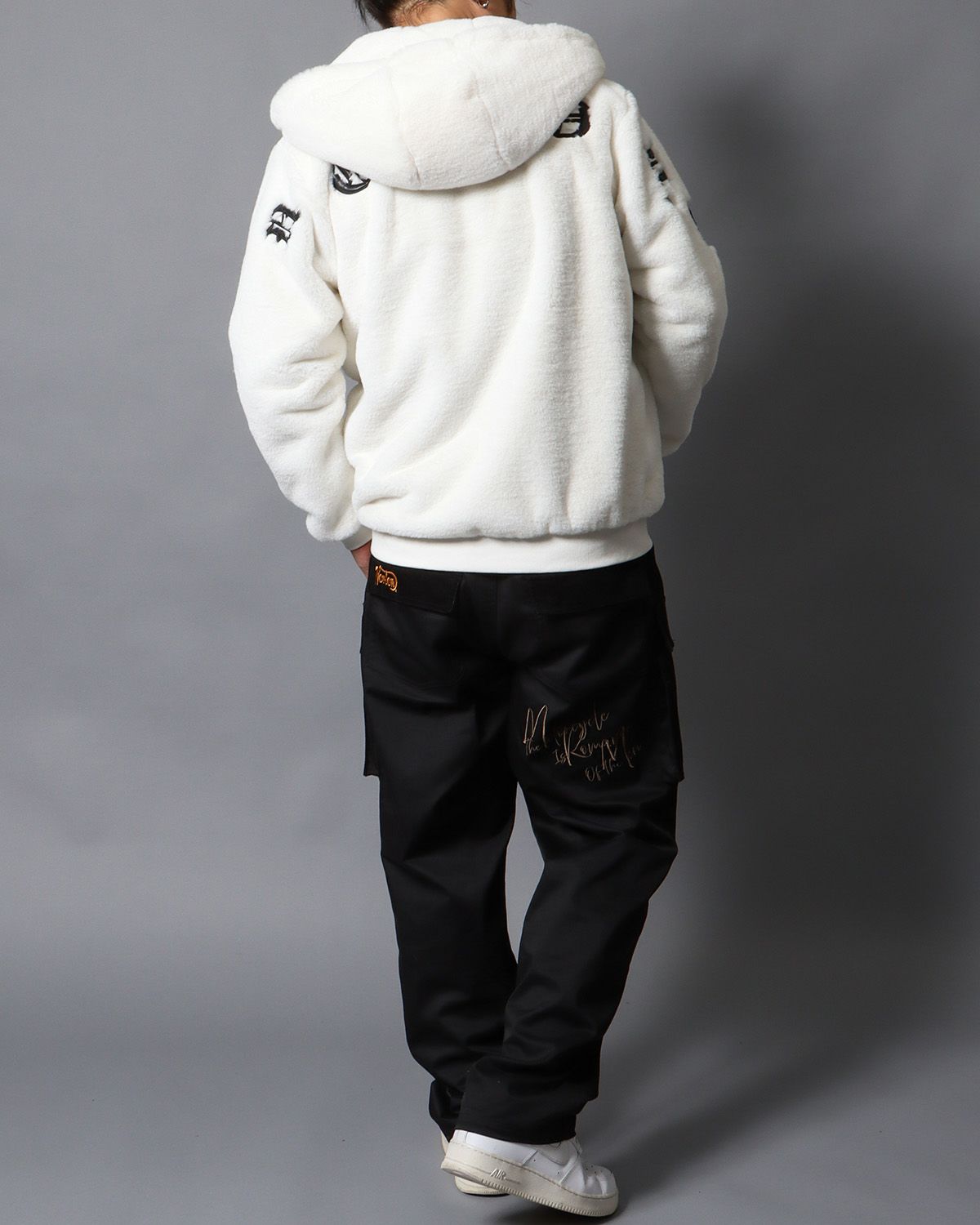 オフホワイト：178cm/75kg(Lサイズ着用)