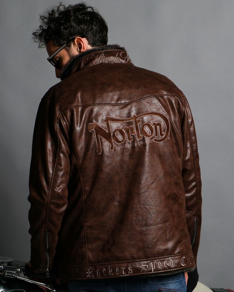 ブラウン:186cm(XLサイズ着用) 