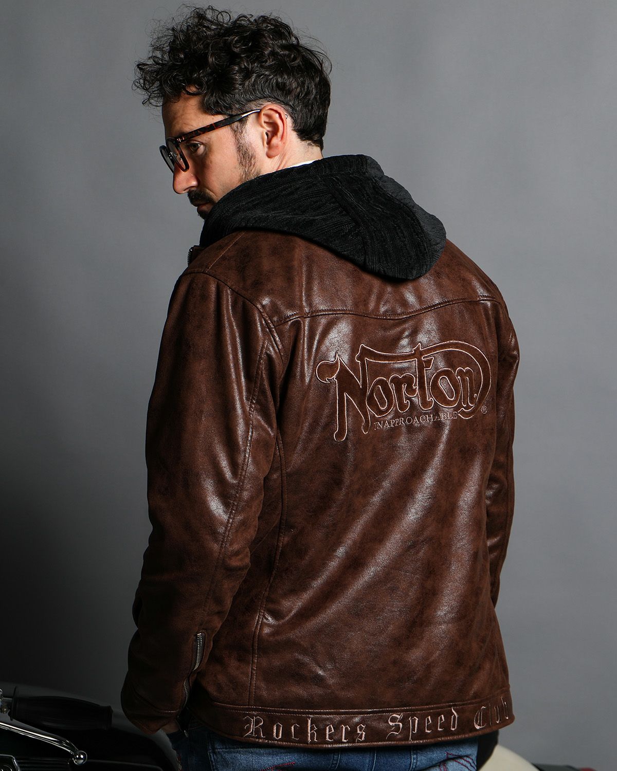 ブラウン:186cm(XLサイズ着用) べスト無しVer