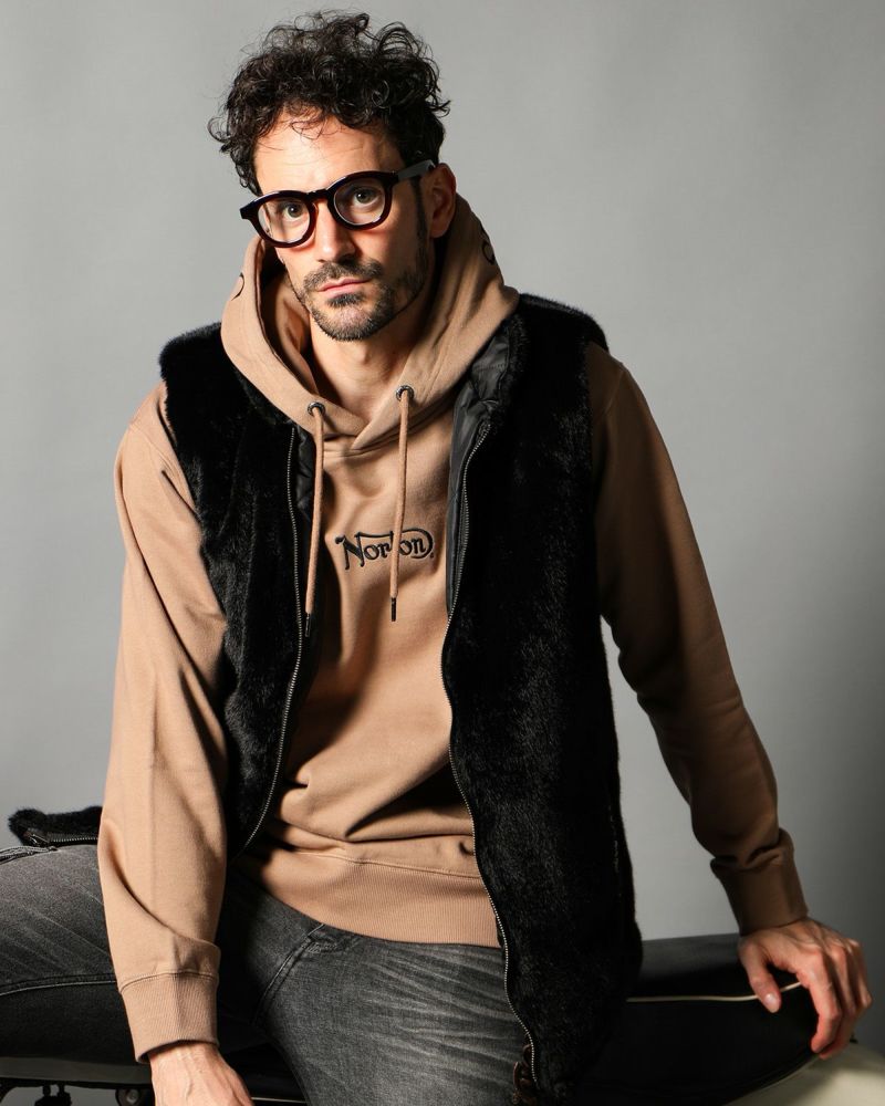 ブラック:186cm(XLサイズ着用) べストVer