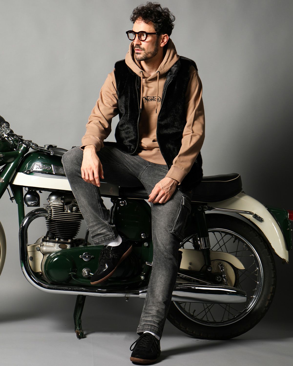 ブラック:186cm(XLサイズ着用) ベストVer