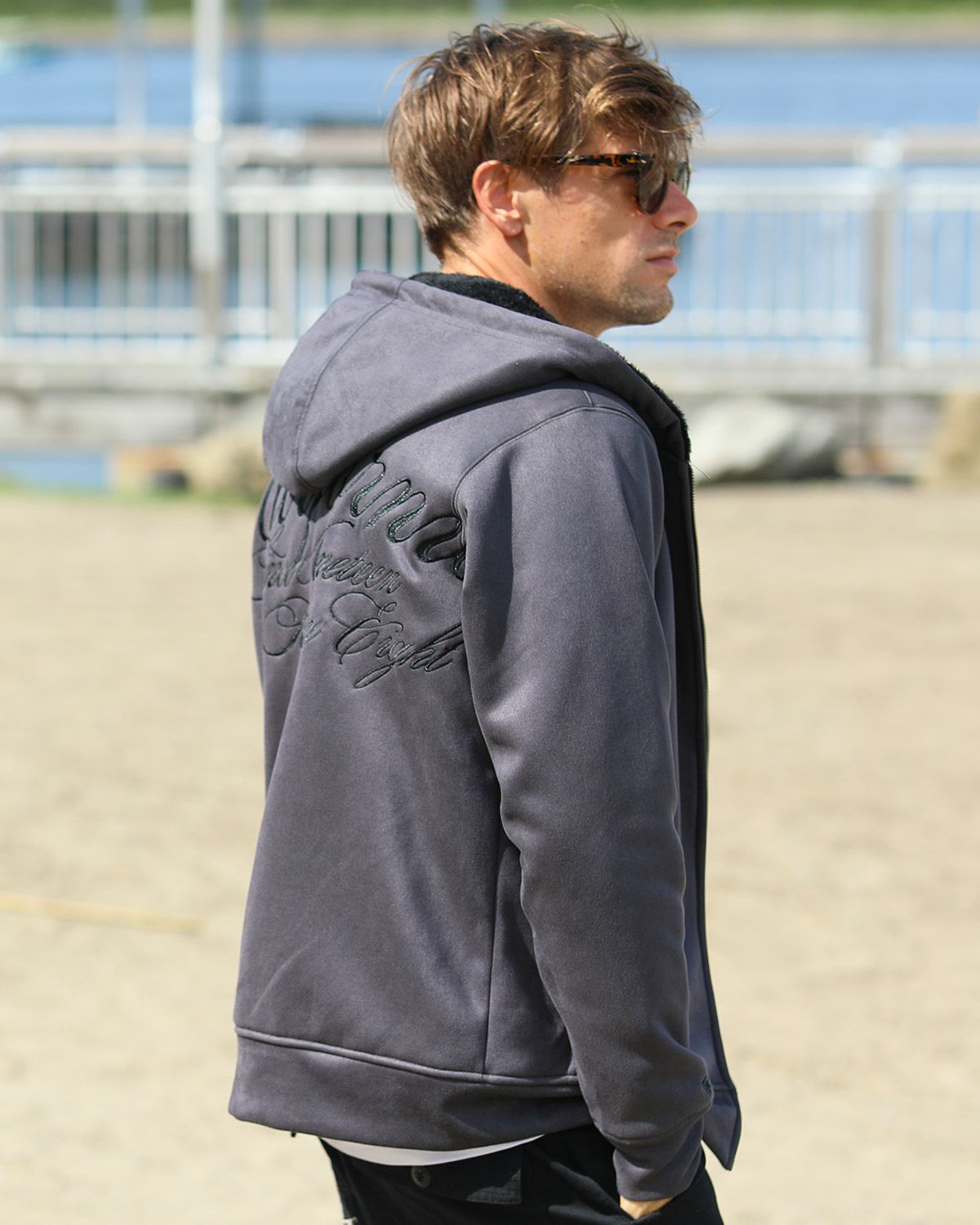 グレー：183cm/70kg(Lサイズ着用)