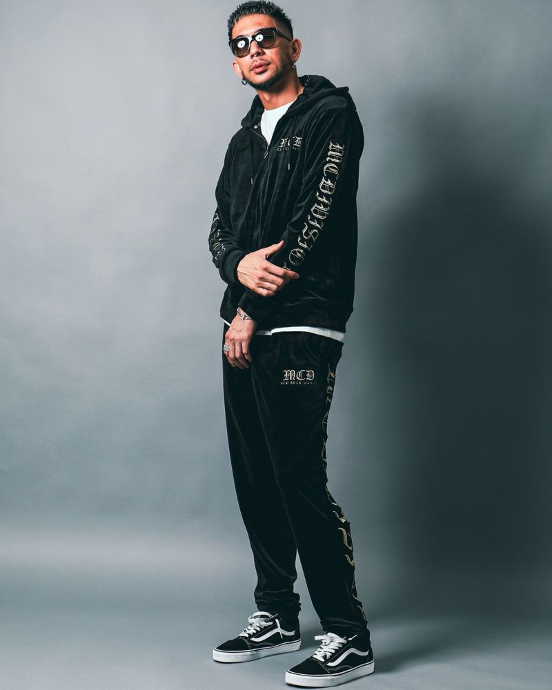 ゴールド:183cm(Lサイズ着用)