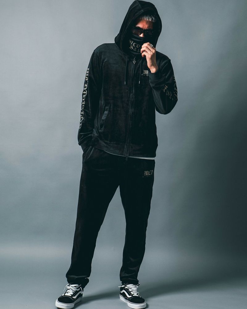 ゴールド:183cm(Lサイズ着用)