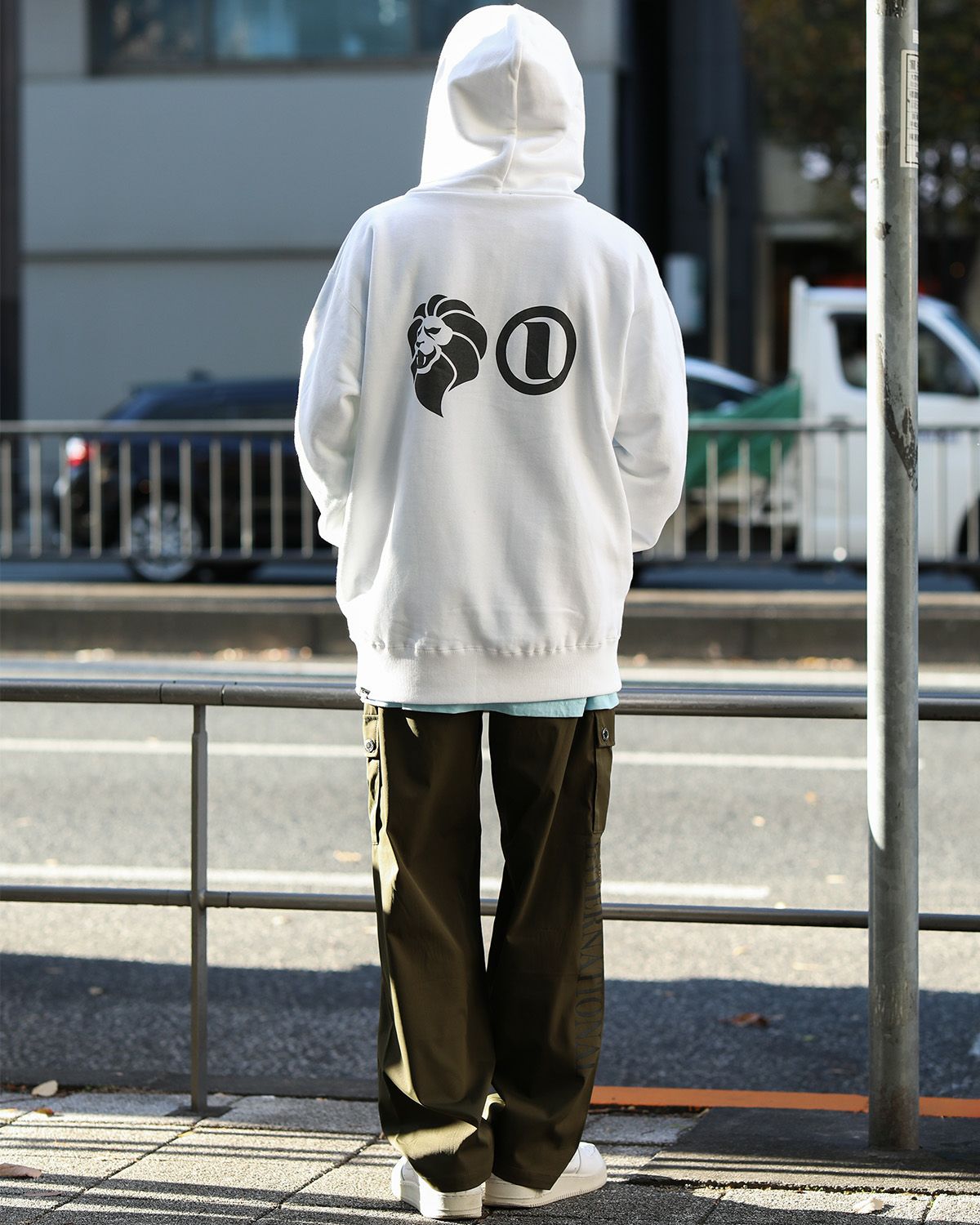 ホワイト：168cm/55kg(Lサイズ着用)