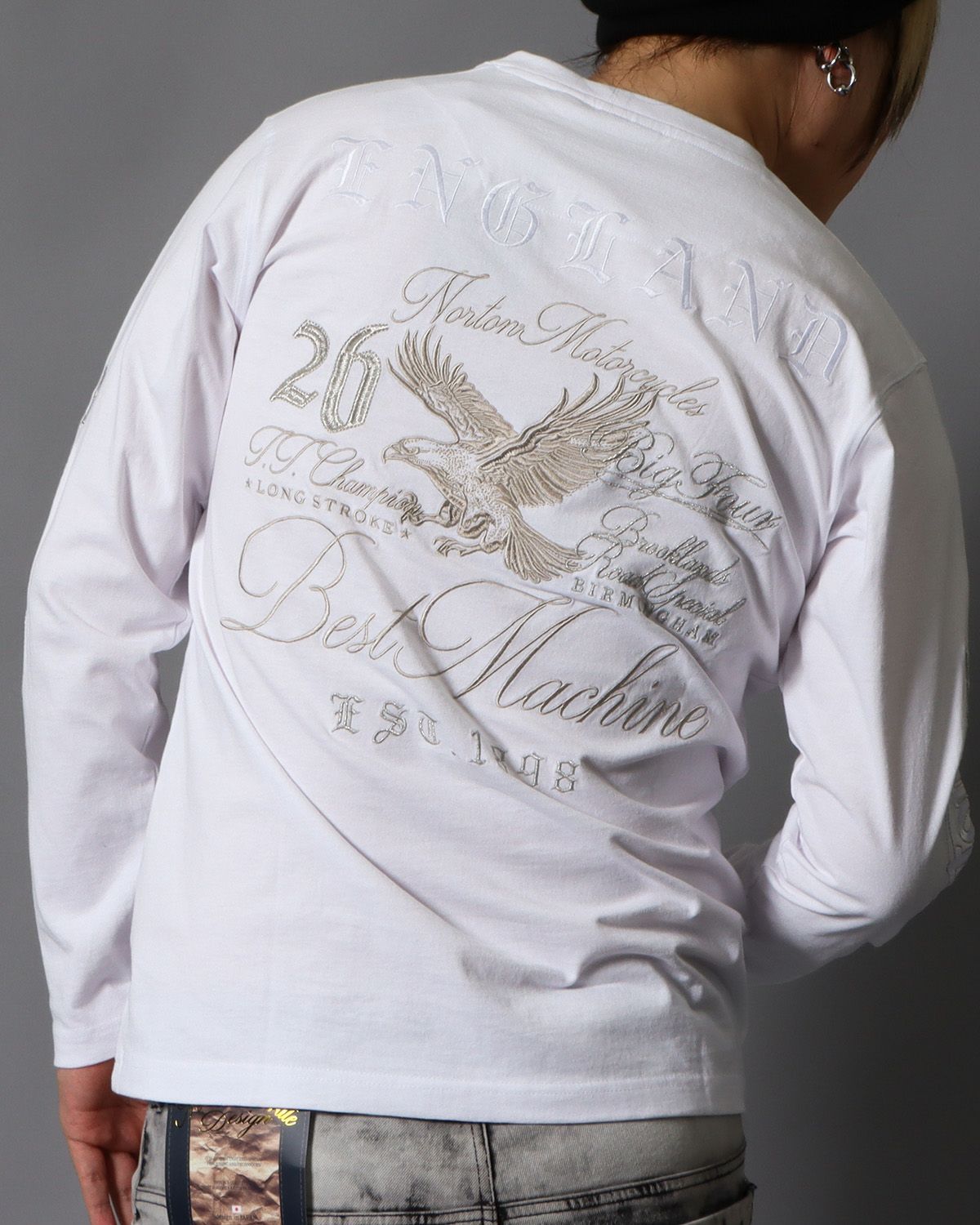 ホワイト：178cm/75kg(Lサイズ着用)