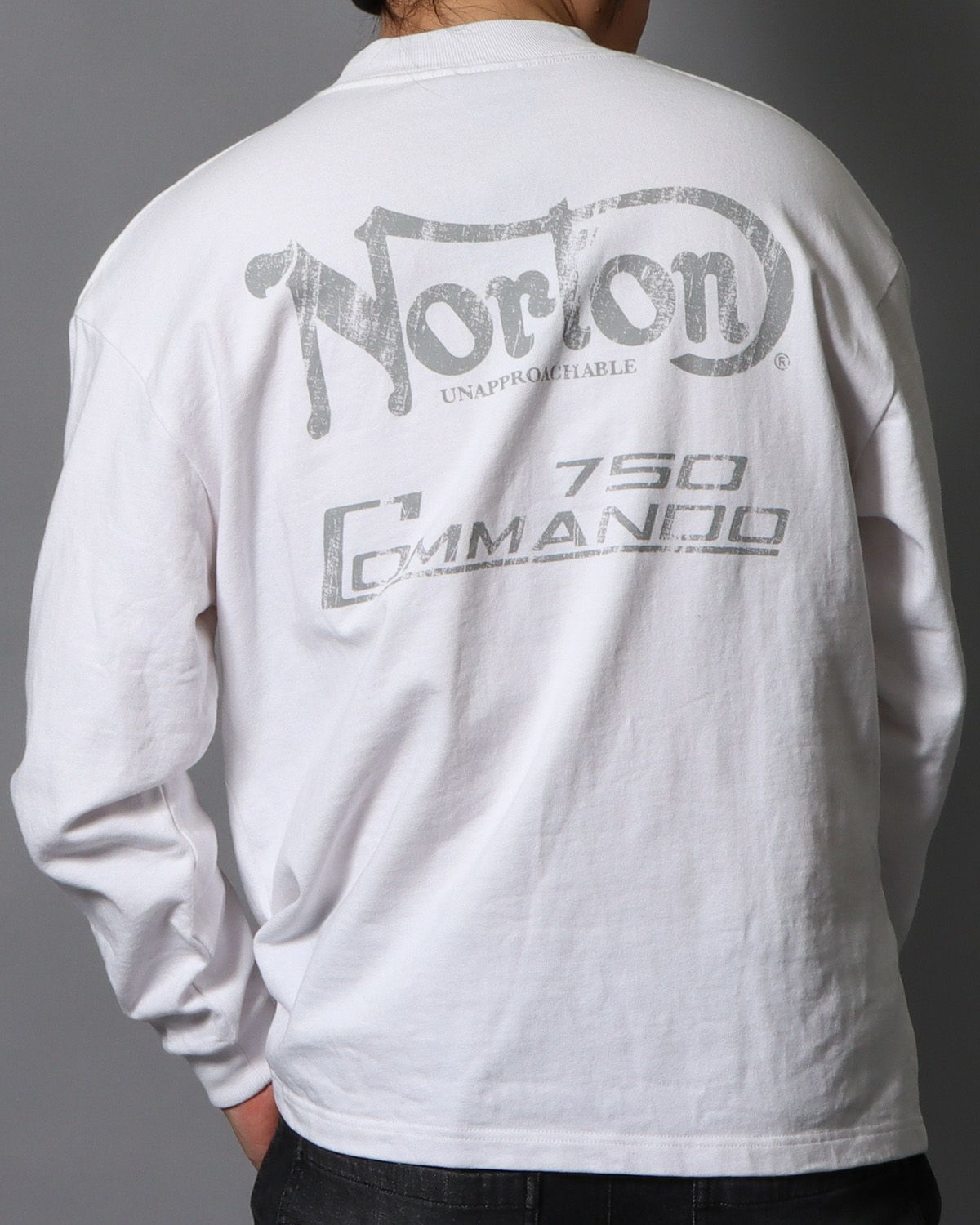 ホワイト：178cm/75kg(Lサイズ着用）