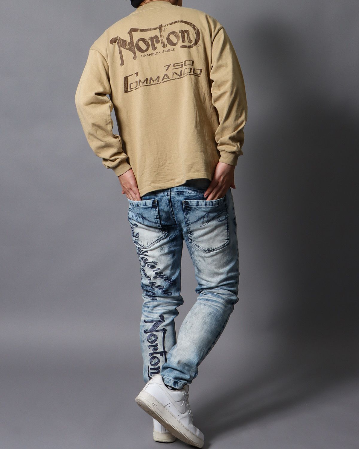 ベージュ：178cm/75kg(Lサイズ着用）