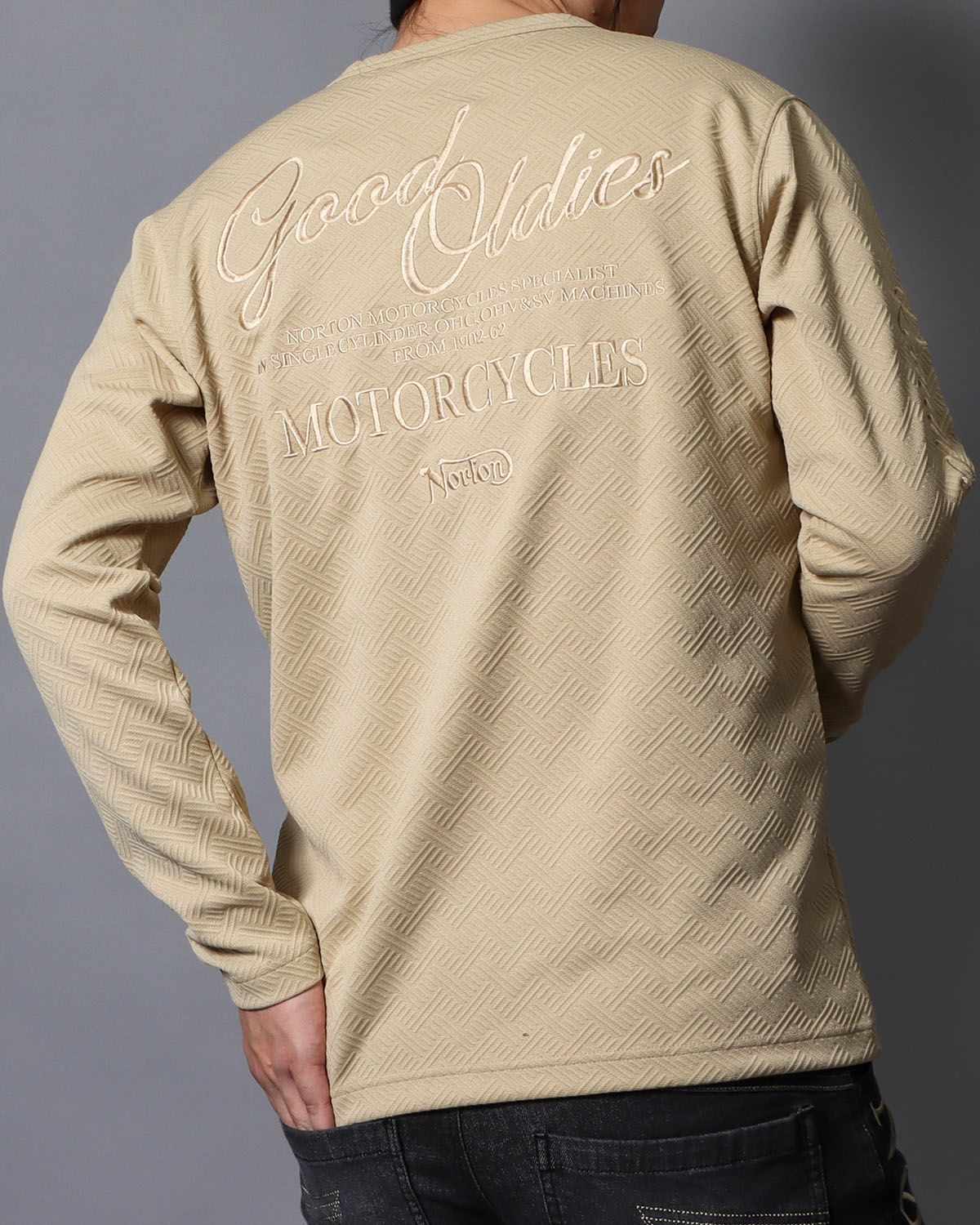 ベージュ：178cm/75kg(Lサイズ着用）