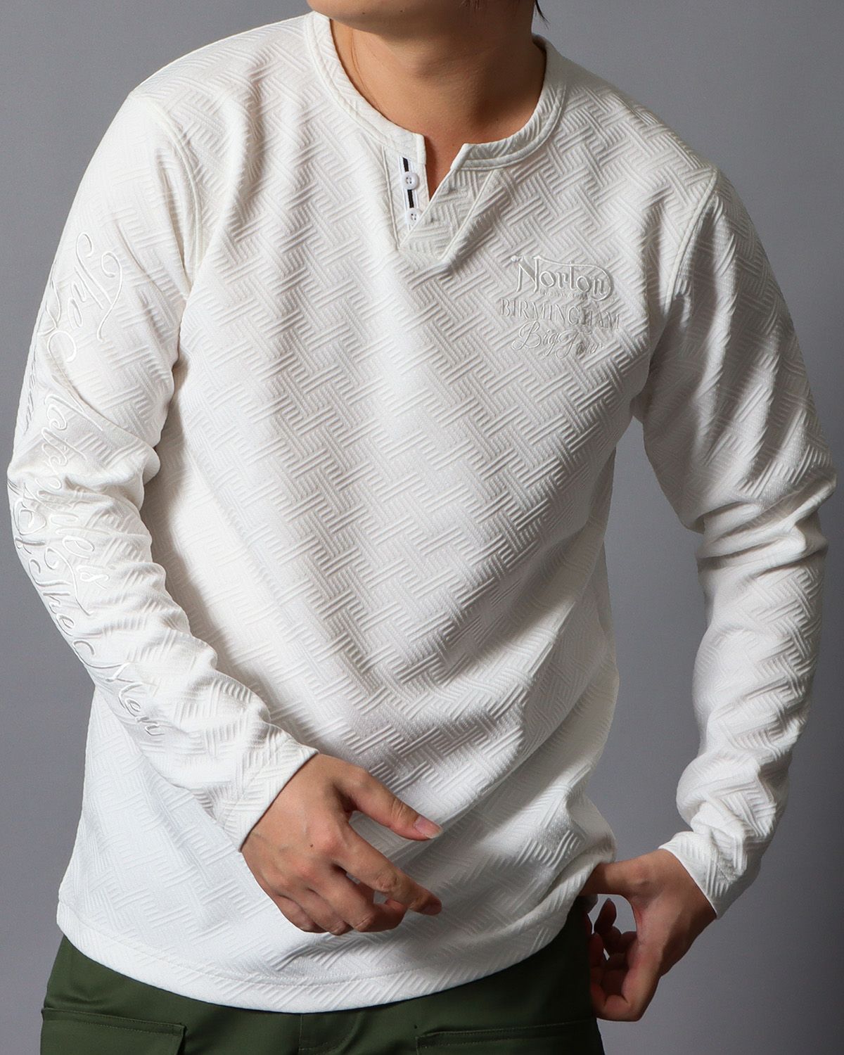 ホワイト：178cm/75kg(Lサイズ着用）