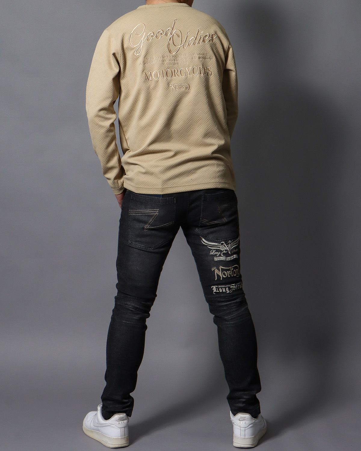 ベージュ：178cm/75kg(Lサイズ着用）