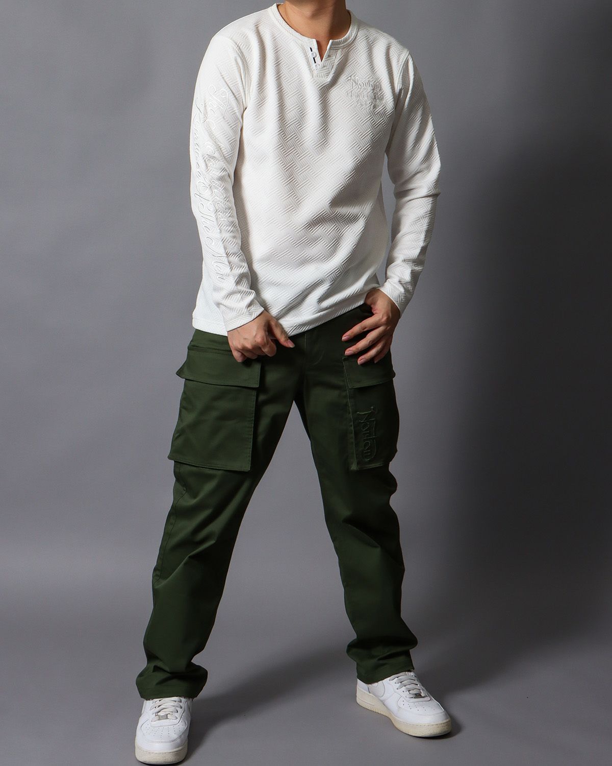 ホワイト：178cm/75kg(Lサイズ着用）