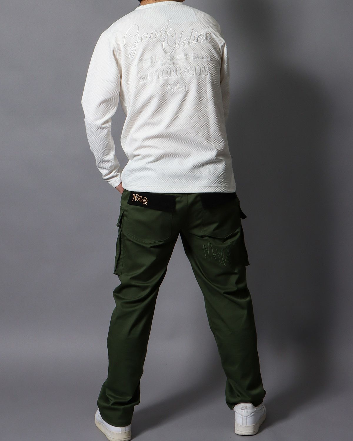 ホワイト：178cm/75kg(Lサイズ着用）