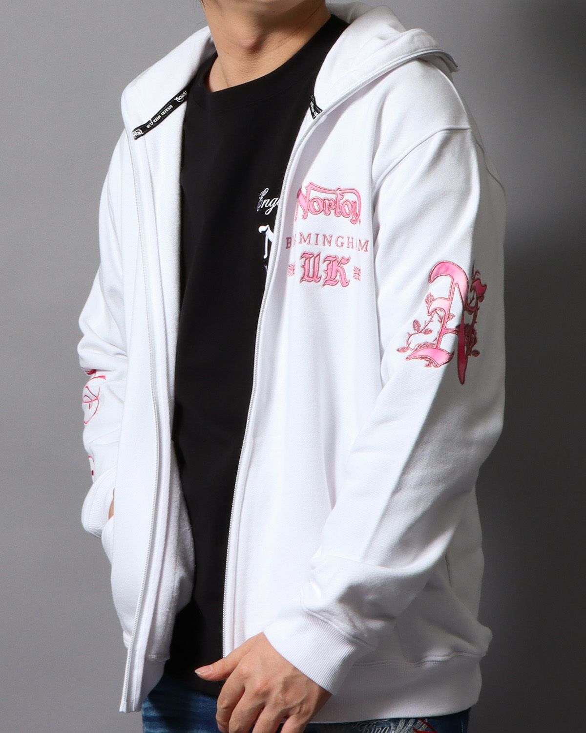 ホワイト：178cm/75kg(Lサイズ着用)